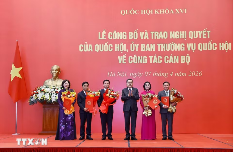 8.4 1 Chủ tịch Quốc hội Trần Thanh Mẫn trao quyết định cho các Phó Chủ tịch Quốc hội khóa XVI.png